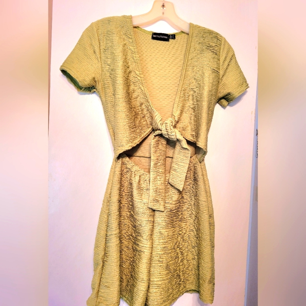 Pretty Little Thing Size 2 Green Plisse Tie Bust Short Sleeve Romper